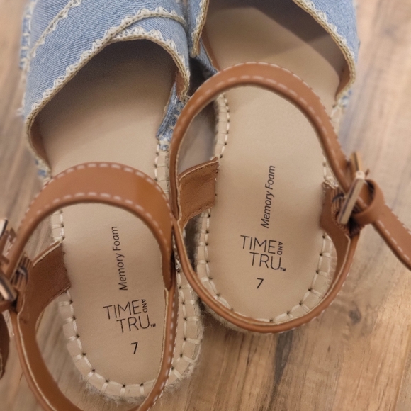 Time and Tru Ladies Sandals - Picture 3 of 4